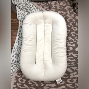 Snuggle Me Organic Infant lounger Very lightly used
